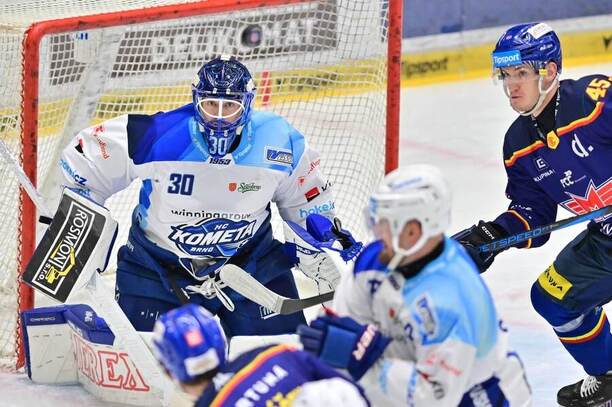 Brankář Aleš Stezka a útočník Jan Ordoš v zápase české hokejové extraligy. Kometa Brno a Motor České Budějovice spolu hrají i dnes.