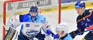 Brankář Aleš Stezka a útočník Jan Ordoš v zápase české hokejové extraligy. Kometa Brno a Motor České Budějovice spolu hrají i dnes.