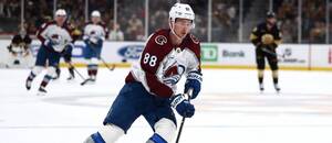 Český forvard Martin Nečas ve službách Colorada proti Bostonu