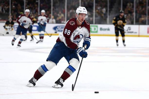 Český forvard Martin Nečas ve službách Colorada proti Bostonu