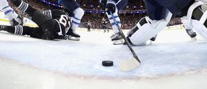 Obránce odklízí puk z brankoviště, častá situace v hokejovém zápase. Znáte dobře názvosloví, slang a hokejové termíny?