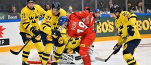 Český útočník Jakub Flek marně dobývá švédskou branku v zápase na Karjala Cupu 2025