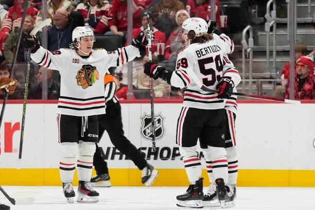 Connor Bedard se spoluhráči raduje z gólu, který vstřelil v NHL