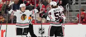 Connor Bedard se spoluhráči raduje z gólu, který vstřelil v NHL