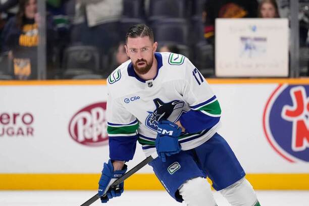 Český obránce Filip Hronek z Vancouveru na rozbruslení před duelem proti Nashvillu