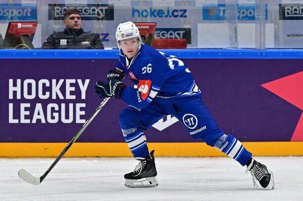 Jakub Zubíček, 19letý obránce Komety Brno, v zápase Ligy mistrů v hokeji 2025/26. Dnes Kometa hraje 1. osmifinále CHL