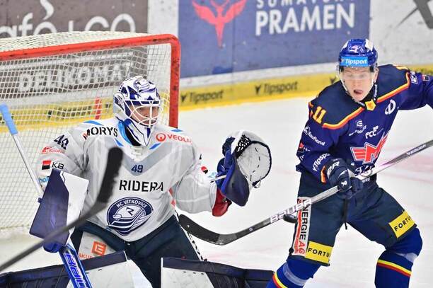 Zápas 10. kola ELH 2025/26: Na fotce vítkovický brankář Dominik Hrachovina a Pavel Novák, forvard Českých Budějovic