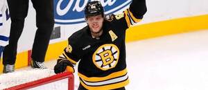 David Pastrňák se raduje ze 400. gólu v NHL