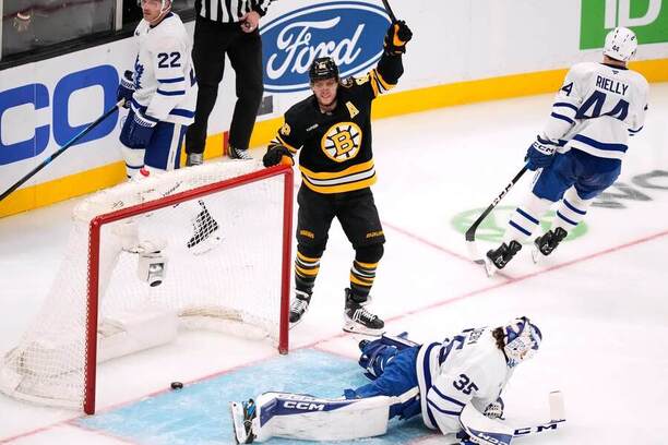 David Pastrňák se raduje ze 400. gólu v NHL