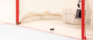 Gól, puk právě přechází bankovou lajnu a směřuje do sítě