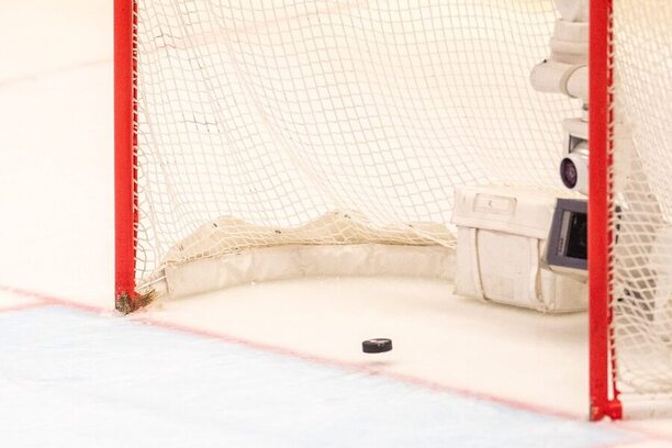 Gól, puk právě přechází bankovou lajnu a&nbsp;směřuje do sítě