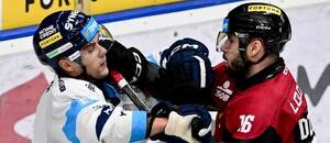 Zápas 35. kola TELH 2025/26: Liberecký Radan Lenc (vlevo) v konfliktu s Martinšem Dzierkalsem ze Sparty