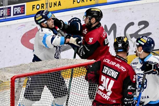 Zápas 35. kola TELH 2025/26: Liberecký Radan Lenc (vlevo) v konfliktu s Martinšem Dzierkalsem ze Sparty