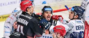 Roztržka v zápas Vítkovice vs. Mountfield HK, vlevo Connor Bunnaman (Mountfield) a Patrik Demel (Vítkovice)