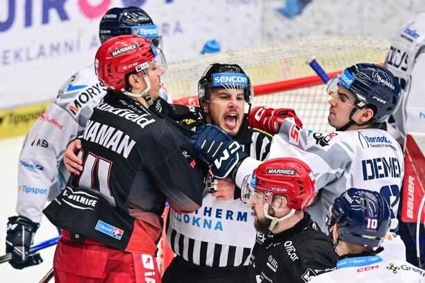 Roztržka v zápas Vítkovice vs. Mountfield HK, vlevo Connor Bunnaman (Mountfield) a Patrik Demel (Vítkovice)