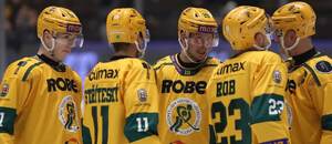 Hráči VHK společně probírají taktické věci, fotka ze zápasu Vsetína ve Zlíně