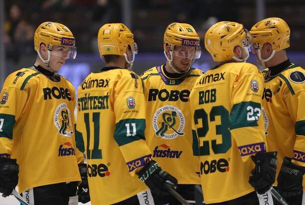 Hráči VHK společně probírají taktické věci, fotka ze zápasu Vsetína ve Zlíně