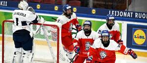 Češky právě daly gól, fotka ze zápasu Česko vs. Finsko na MS v hokeji žen do 18 let