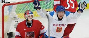 Český brankář Tomáš Vokoun a Niklas Hagman, útočník finské reprezentace