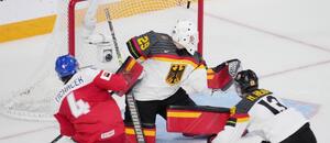 Fotka ze skupinového utkání mezi Českem a Německem na MS v hokeji U20 2023, Jiří Ticháček právě dává gól Simonu Wolfovi