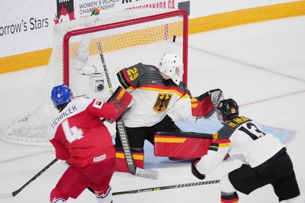 Fotka ze skupinového utkání mezi Českem a Německem na MS v hokeji U20 2023, Jiří Ticháček právě dává gól Simonu Wolfovi