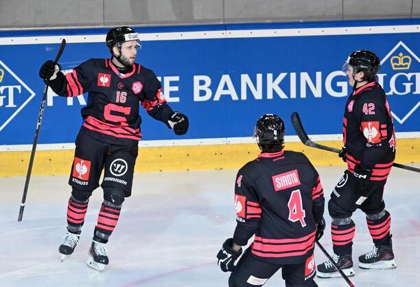 Mārtiņš Dzierkals (č. 16) je nejproduktivnějším hráčem Sparty v Lize mistrů