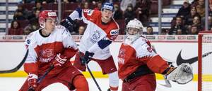 Česko proti Dánsku na MS U20 v roce 2018: Zleva Dán Jeppe Mogensen, Čech Jáchym Kondelík a dánský brankář Mads Sogaard 