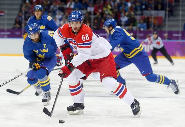 Jaromír Jágr během utkání se Švédskem na ZOH 2014. V pozadí kapitán Švédů Henrik Zetterberg
