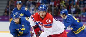 Jaromír Jágr během utkání se Švédskem na ZOH 2014. V pozadí kapitán Švédů Henrik Zetterberg