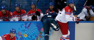 Hit Martina Hanzala na Milana Bartoviče, fotka ze vzájemného zápasu Česko vs. Slovensko na ZOH 2014