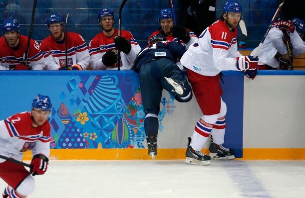 Hit Martina Hanzala na Milana Bartoviče, fotka ze vzájemného zápasu Česko vs. Slovensko na ZOH 2014