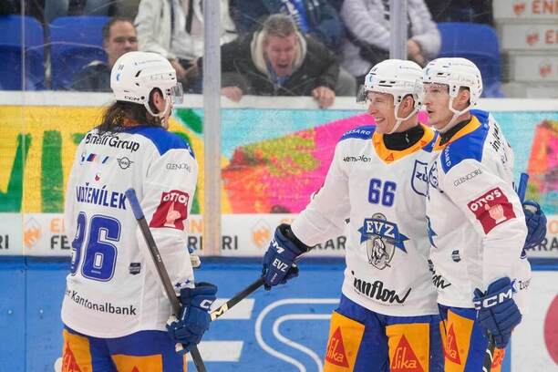 Na Fortuna TV můžete sledovat švýcarskou NLA. Na snímku zleva Daniel Voženílek, David Sklenička a Dominik Kubalík z Zugu