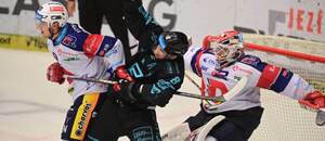 Souboj před pardubickou brankou. Na snímku zleva bek Dynama Ondřej Mikliš, karlovarský forvard Ondřej Beránek a Roman Will, gólman Pardubic