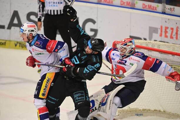 Souboj před pardubickou brankou. Na snímku zleva bek Dynama Ondřej Mikliš, karlovarský forvard Ondřej Beránek a Roman Will, gólman Pardubic