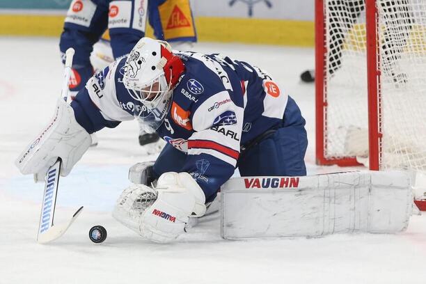 Český brankář Šimon Hrubec v zápase ZSC Lions vs. Zug ve švýcarské hokejové lize National League (NL). Kde zápasy NL sledovat živě a zdarma?