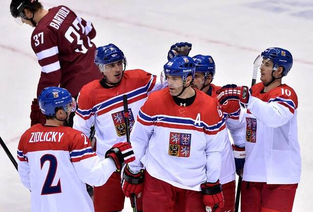 Hráči českého týmu v zápase s Lotyšskem na ZOH 2014, zleva Marek Židlický, Tomáš Kaberle, Jaromír Jágr, Tomáš Plekanec a Roman Červenka