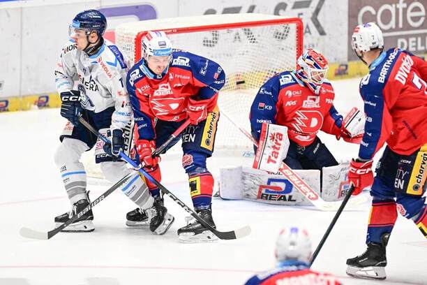 12. kolo ELH 2025/26: Zleva na fotce vítkovický útočník Marek Kalus, obránce Pardubic Daniel Gazda a Roman Will, gólman Dynama