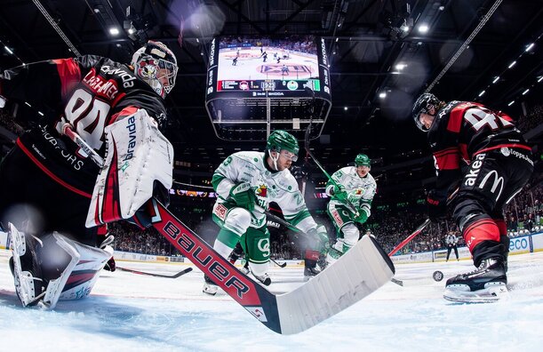 Český brankář Marek Langhamer v zápase SHL. Kde sledovat 1. švédskou hokejovou ligu živě v TV a online?