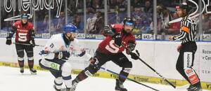 Martin Procházka (vlevo) z Kladna a Devin Shore ze Sparty v minulém vzájemném zápase