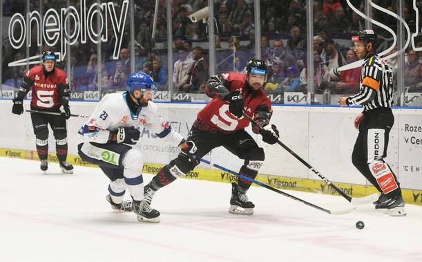 Martin Procházka (vlevo) z Kladna a Devin Shore ze Sparty v minulém vzájemném zápase