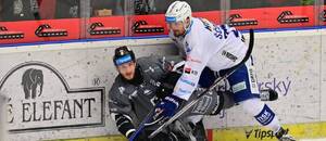 Fotka z utkání Kometa vs. Karlovy Vary, osobní souboj Jana Ščotky (vpravo) s Ondřejem Beránkem