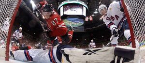 Sidney Crosby se tlačí do branky, fotka z utkání Kanada vs. USA na zimních olympijských hrách 2010