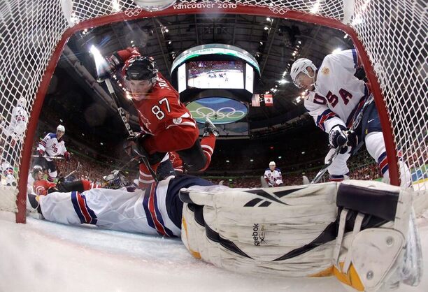 Sidney Crosby se tlačí do branky, fotka z utkání Kanada vs. USA na zimních olympijských hrách 2010