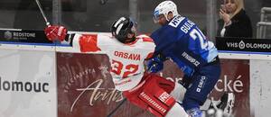 Osobní souboj Michala Gulašiho z Komety (vpravo) s Jakubem Orsavou