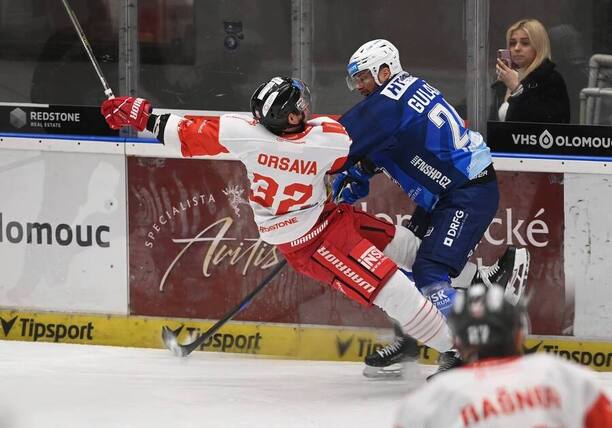 Osobní souboj Michala Gulašiho z Komety (vpravo) s Jakubem Orsavou