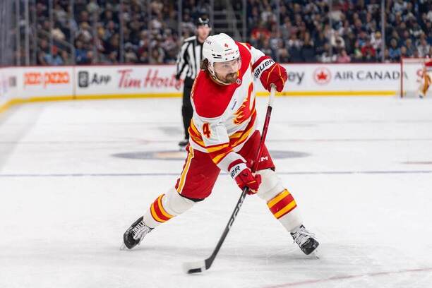 Rasmus Andersson, zadák ve službách Calgary Flames, pálí na branku Winnipegu
