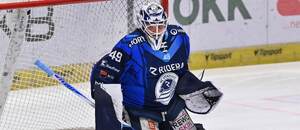 Dominik Hrachovina, brankářská jednička Vítkovic, během ocelářského derby