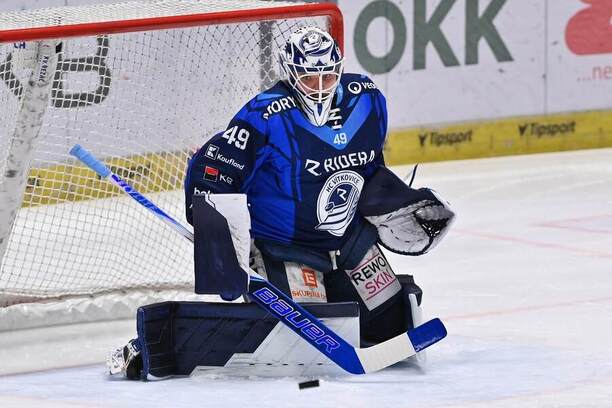 Dominik Hrachovina, brankářská jednička Vítkovic, během ocelářského derby