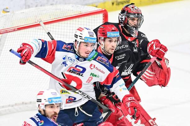 Jan Mandát, Graeme McCormack a Stanislav Škorvánek v říjnovém derby, další zápas Pardubice vs. Hradec Králové extraliga uvidí dnes