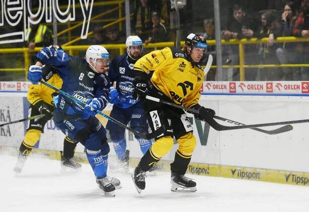 Brněnský obránce Marek Ďaloga (vlevo) bojuje o puk s Kevinem Czuczmanem, bekem Litvínova